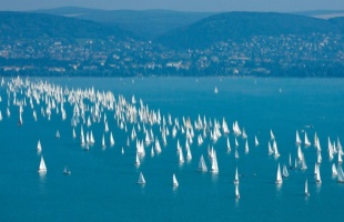 A szeszélyes Balaton és a Kékszalag