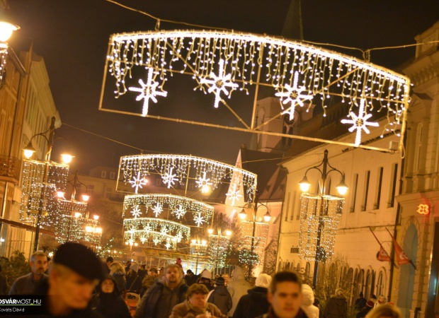 Kigyúltak az adventi fények