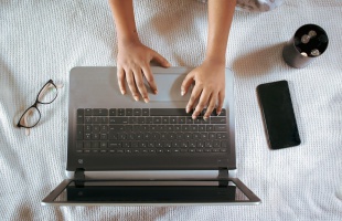 Eladta a tanuláshoz kapott laptopot