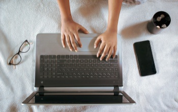 Eladta a tanuláshoz kapott laptopot