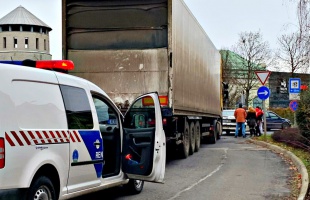 Kamion és személyautó koccant a Corsonál