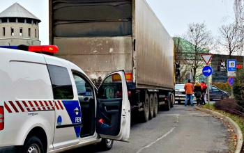 Kamion és személyautó koccant a Corsonál