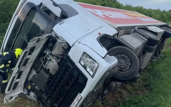 Árokba borult egy kamion a 67-esen