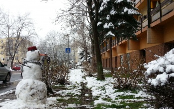 Klasszikus hóember vigyázza a Sávház rendjét