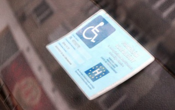 Megszaporodtak a mozgáskorlátozottak parkolási igazolványával való visszaélések Kaposváron