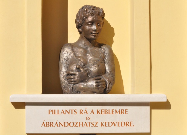 Ábrándozásra csábít a Fő utca új szobra