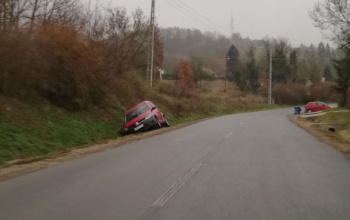 Árokba borult egy autó az Egyenesi úton