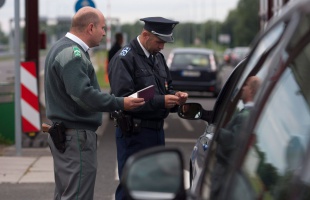 Hosszú sorok lehetnek a határoknál
