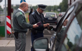Hosszú sorok lehetnek a határoknál