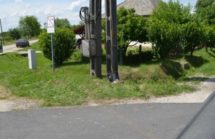 Lezúzta a villanyoszlopot, utána elhajtott