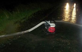 Vihar után munkában a motorfűrészek és szivattyúk
