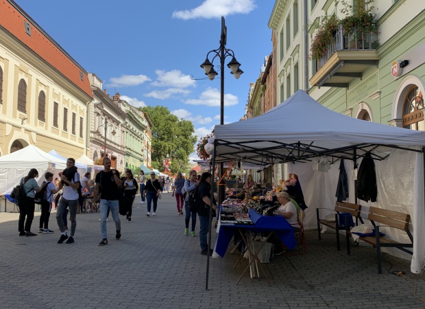 Elkezdődött a Miénk a város fesztivál, fergetes a hangulat a sétálóutcán