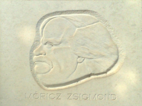 Ötvenéves a Móricz-dombormű