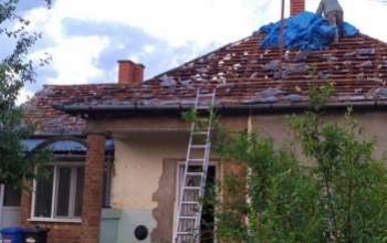 Komoly károkat okozott a péntek esti vihar a megyében - több száz ház tetőzete megsemmisült