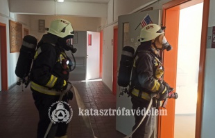 Kémiaórán gyakorlatoztak a somogyi tűzoltók
