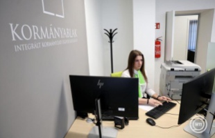 Hétvégén is nyitva tartanak a kormányablakok a választások előtt