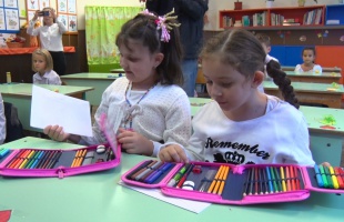 Lányoknak pillangós, fiúknak autós - tolltartóval várták az elsősöket a tanév első napján