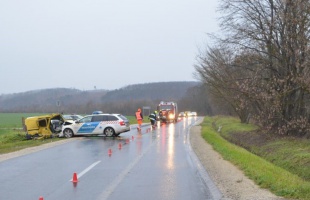 Rendőrautóval ütközött a jogosítvány nélkül, közlekedésre alkalmatlan gépkocsit vezető férfi