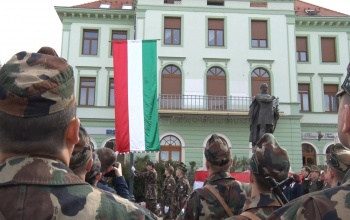 Már lobog a nemzeti zászló a Kossuth téren