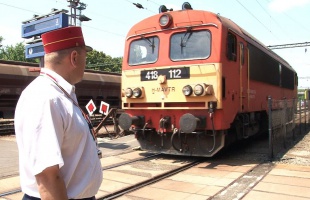 Ellenőrzi a vasútállomásokat és a vonatokat a rendőrség