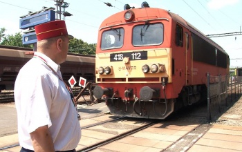Ellenőrzi a vasútállomásokat és a vonatokat a rendőrség