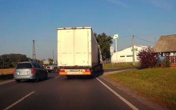 Életveszélyes manőver a 610-es úton: hajszálon múlt a tragédia - videó