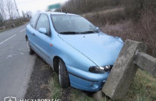 Elloptak és összetörtek egy autót, majd át akarták verni a rendőröket