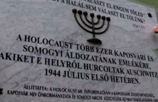 Hitler-kép a kaposvári holokauszt-emléktáblán