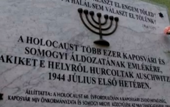 Hitler-kép a kaposvári holokauszt-emléktáblán