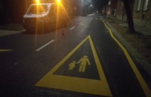 Felfestették az útburkolati jeleket a Kisfaludy utca megújult szakaszán