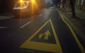 Felfestették az útburkolati jeleket a Kisfaludy utca megújult szakaszán