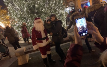 Versekkel, mondókákkal várták a Mikulást a Kossuth téren