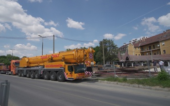 Megérkezett a 450 tonnás daru, amivel kiemelik a gyalogoshidat