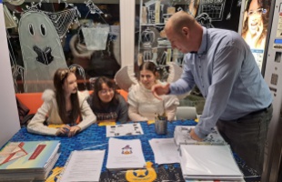 Rendőrségi bűnmegelőzési program a halloweeni éjszakán a kaposvári könyvtárban