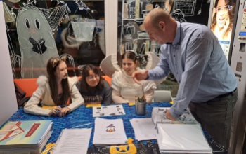 Rendőrségi bűnmegelőzési program a halloweeni éjszakán a kaposvári könyvtárban