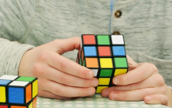 A fél évszázados Rubik-kockával népszerűsítik a magyar tudományt Bukarestben