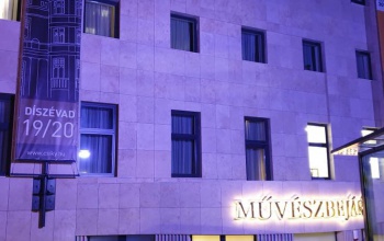 Lila ruhát öltött a Csiky vasárnap