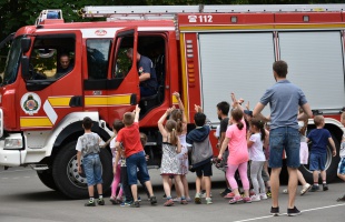 Jutalom tűzoltó bemutatók a kreatív iskolákban