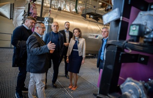 Raisz Anikó államtitkár a zöld fűtőműben járt