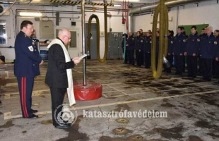 Áldás a tűzoltólaktanyára