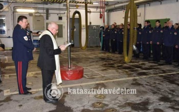 Áldás a tűzoltólaktanyára