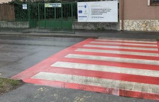 Figyelemfelkeltő zebrák a biztonságos közlekedésért