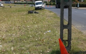 Villanyoszloppal találkozott a motoros