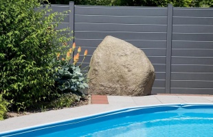 Az ideális kerítés ahhoz, hogy az udvar kíváncsi tekintetektől mentes legyen