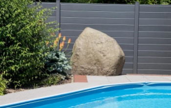 Az ideális kerítés ahhoz, hogy az udvar kíváncsi tekintetektől mentes legyen