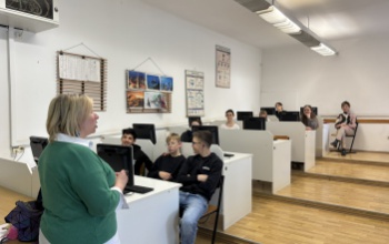 A „:)” már nem mindig mosoly – az internet rejtett veszélyeivel ismerkedtek meg a munkácsys diákok