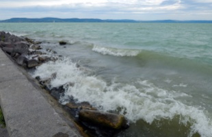 Brutálisan erős széllökések is lehetnek a Balatonnál vasárnap