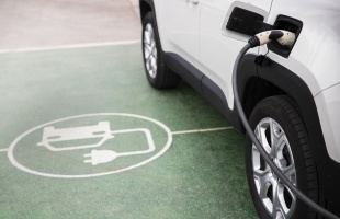 Két év múlva olcsóbbak lehetnek az elektromos autók mint a belsőégésű motorosok
