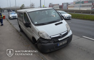 Részegen törték össze a főnökük kocsiját