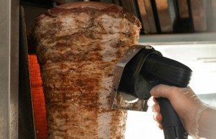 Országos ellenőrzés indult a gyrososoknál az NKFH irányításával